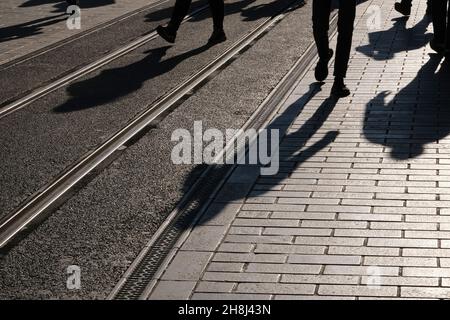 Ombres des gens à Beyoglu, Istanbul, Turquie.Il y a des rails de tram au sol. Banque D'Images