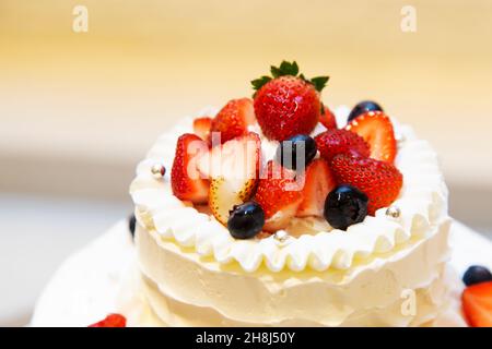 Le dessus du gâteau est rempli de fraises et de bleuets Banque D'Images