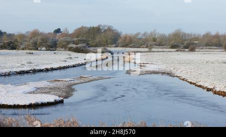 Réserve naturelle de Pagham Harbour vue recouverte d'une poussière de neige en novembre 2021. Banque D'Images