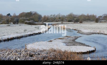 Réserve naturelle de Pagham Harbour vue recouverte d'une poussière de neige en novembre 2021. Banque D'Images