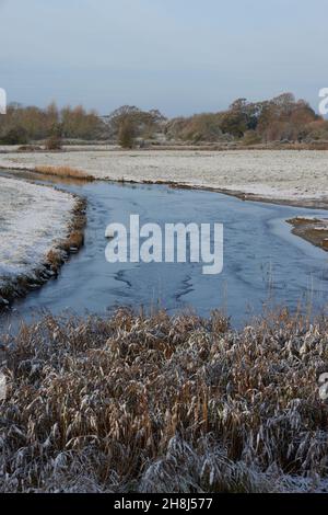 Réserve naturelle de Pagham Harbour vue recouverte d'une poussière de neige en novembre 2021. Banque D'Images