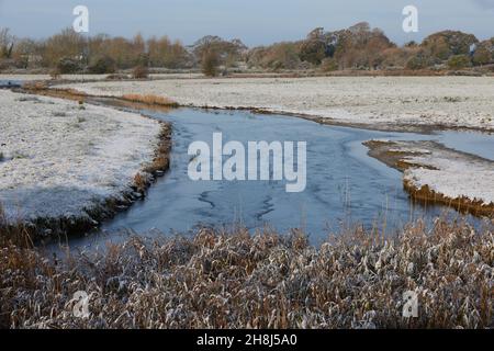 Réserve naturelle de Pagham Harbour vue recouverte d'une poussière de neige en novembre 2021. Banque D'Images