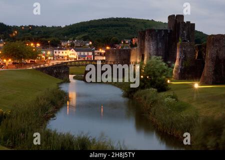 Le château de Caerphilly a été illuminé la nuit, dans la vallée de Rhymney, au sud du pays de Galles Banque D'Images