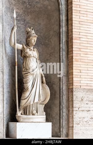 Ancienne statue d'une déesse romaine décorant une niche à l'intérieur d'un musée en Italie Banque D'Images