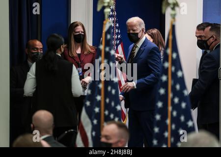 Le président américain Joe Biden s'entretient avec les invités après avoir signé la loi S. 796, « Protecting Moms Who served Act of 2021, » S. 894, « Hire Veteran Health Heroes Act of 2021, » S. 1031,« un projet de loi exigeant que le contrôleur général des États-Unis mène une étude sur les disparités liées à la race et à l'origine ethnique en ce qui concerne certains avantages administrés par le secrétaire aux anciens combattants,Et à d'autres fins, ' et S.1095, 'colonel John M. McHugh Tuition Equité for Survivors Act de 2021' dans le South court Auditorium à l'immeuble Eisenhower du complexe de la Maison Blanche le novembre Banque D'Images