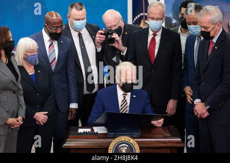 Le sénateur Patrick Leahy, D-VT, au centre, prend une photo tandis que le président Joe Biden se connecte à la loi S. 796, 'protéger les mères qui ont servi Act de 2021, ' S. 894, 'embaucher Veteran Health Heroes Act de 2021, ' S. 1031,« un projet de loi exigeant que le contrôleur général des États-Unis mène une étude sur les disparités liées à la race et à l'origine ethnique en ce qui concerne certains avantages administrés par le secrétaire aux anciens combattants,Et à d'autres fins, ' et S.1095, 'colonel John M. McHugh Tuition Equité for Survivors Act de 2021' à l'Auditorium de la Cour du Sud de la Maison Blanche à Washington, DC on Banque D'Images
