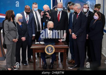 Le sénateur Patrick Leahy, D-VT, prend une photo tandis que le président Joe Biden se connecte à la loi S. 796, 'protéger les mères qui ont servi Act de 2021, ' S. 894, 'embaucher Veteran Health Heroes Act de 2021, ' S. 1031,« un projet de loi exigeant que le contrôleur général des États-Unis mène une étude sur les disparités liées à la race et à l'origine ethnique en ce qui concerne certains avantages administrés par le secrétaire aux anciens combattants,Et à d'autres fins, ' et S.1095, 'colonel John M. McHugh Tuition Equité for Survivors Act de 2021' à l'Auditorium de la Cour du Sud de la Maison Blanche à Washington, DC, le 30 novembre 2021 Banque D'Images