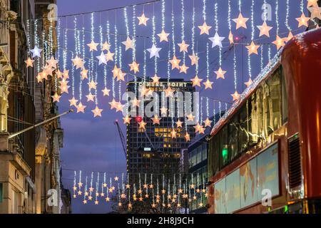 Oxford Street, Londres, Royaume-Uni.30 novembre 2021.Illuminations de Noël sur Oxford Street à Londres.Crédit : Matthew Chattle/Alay Live News Banque D'Images