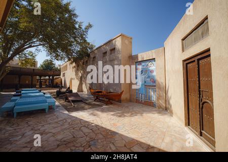 Dubaï, Émirats arabes Unis 17 février 2020 : anciens bâtiments de Dubaï et rue arabe.Quartier historique d'Al Fahidi, Al Bastakiya. Beau vieux navire en bois dans la cour Banque D'Images