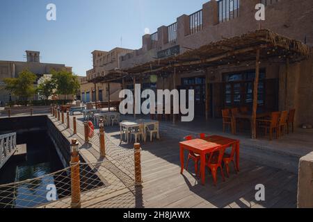 Dubaï, Émirats arabes Unis 17 février 2020 : anciens bâtiments de Dubaï et rue arabe.Quartier historique d'Al Fahidi, Al Bastakiya.Quartier du patrimoine dans les Émirats arabes Unis. Restaurant sur la jetée Banque D'Images