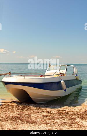 Kherson, Ukraine - 6 août 2019 : bateau sur la mer.Vacances en mer. Banque D'Images