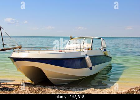 Kherson, Ukraine - 6 août 2019 : bateau sur la mer.Vacances en mer. Banque D'Images