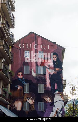 Milan, Italie graffiti mural coloré par la marque de mode Gucci.Fresque d'art de rue représentant le groupe Maneskin, lauréat de l'Eurovision, dans le cadre de la campagne Gucci Aria. Banque D'Images