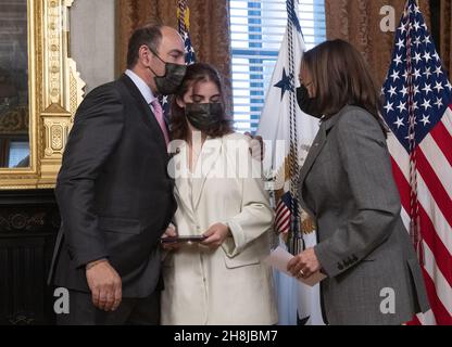 Washington, États-Unis.30 novembre 2021.Jonathan Eric Kaplan, à gauche, embrasse Karen doff après avoir prêté le serment de cérémonie d'être ambassadeur extraordinaire et plénipotentiaire des États-Unis d'Amérique en République de Singapour dans le bureau de cérémonie du vice-président dans l'immeuble Eisenhower Executive Office à Washington, DC, le mardi 30 novembre,2021.Le vice-président des États-Unis, Kamala Harris, regarde de droite à droite.Photo de Ron Sachs/UPI crédit: UPI/Alay Live News Banque D'Images