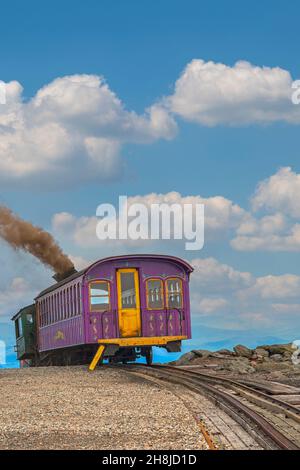 Le train à crémaillère qui monte sur le mont Washington est l'un des chemins de fer les plus escarpé et le premier (1869) chemin de fer d'escalade de montagne en existence.Il utilise 1000 kilos de c Banque D'Images