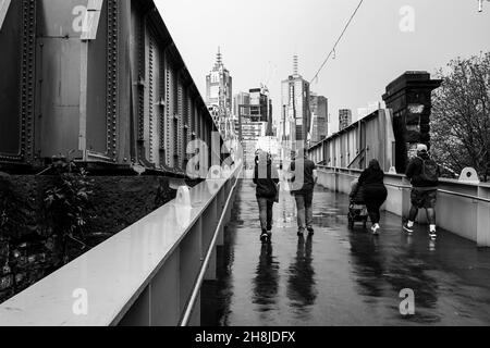 MELBOUR, AUSTRALIE - 16 novembre 2019 : une vue en échelle de gris de la vie de Melbourne avant la pandémie, Australie Banque D'Images