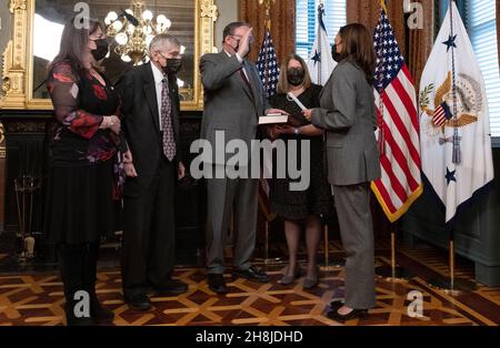 Washington, États-Unis d'Amérique.30 novembre 2021.Le vice-président des États-Unis, Kamala Harris, à droite, administre en cérémonie le serment d'office de David L Cohen, au centre, pour être ambassadeur extraordinaire et plénipotentiaire des États-Unis d'Amérique au Canada dans le bureau de cérémonie du vice-président dans l'immeuble Eisenhower Executive Office à Washington, DC mardi,30 novembre 2021.De gauche à droite : Nancy S. Cohen, sœur; Arthur S. Cohen, père; ambassadeur Cohen;Rhonda R. Cohen, épouse; et VP Harris.Credit: Ron Sachs/Pool/Sipa USA Credit: SIPA USA/Alay Live News Banque D'Images