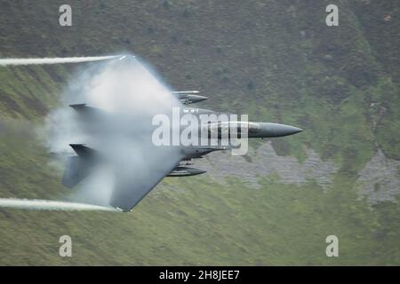 USAF F15 conduit une petite sortie à travers la boucle de machinisme dans le parc national de Snowdonia Banque D'Images