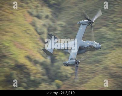 USAF Bell Boeing V-22 Osprey, de RAF Mildenhall, effectue une formation de bas niveau dans les vallées galloises Banque D'Images