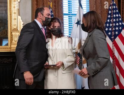 De droite.30 novembre 2021.Jonathan Eric Kaplan, à gauche, embrasse Karen doff après avoir prêté le serment de cérémonie d'être ambassadeur extraordinaire et plénipotentiaire des États-Unis d'Amérique en République de Singapour dans le bureau de la cérémonie de vice Presidents dans le bâtiment du bureau exécutif Eisenhower à Washington, DC, le mardi 30 novembre,2021.Le vice-président des États-Unis, Kamala Harris, regarde de droite à droite.Crédit : Ron Sachs/Pool via CNP/dpa/Alay Live News Banque D'Images