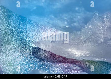 Glace blanche étincelante sur un arrière-plan abstrait flou.Magnifique arrière-plan abstrait étincelant de glace. Banque D'Images