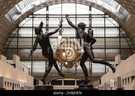 Horloge ornée à la salle principale du célèbre musée d'Orsay à Paris, France Banque D'Images