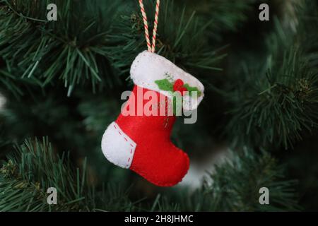 Chaussette de Noël accrochée à un sapin de Noël. Banque D'Images