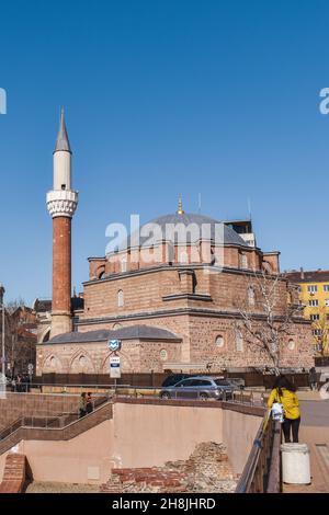 Sofia, Bulgarie - 4 mars 2020 : la mosquée Banya Bashi dans la capitale bulgare.Centre de la ville avec les ruines de Serdica, ciel bleu clair Banque D'Images