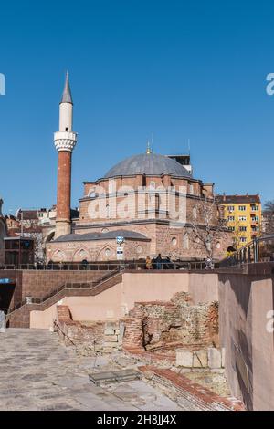 Sofia, Bulgarie - 4 mars 2020 : la mosquée Banya Bashi dans la capitale bulgare.Centre de la ville avec les ruines de Serdica, ciel bleu clair Banque D'Images