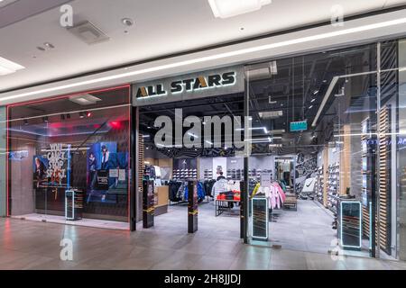 Minsk, Bélarus - 25 novembre 2021 : photo de l'entrée d'un magasin élégant de vêtements et de baskets de sport pour les jeunes pour toute la famille All Stars dans le centre commercial Banque D'Images