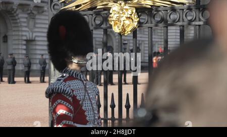 Vue rapprochée du soldat de la garde royale en uniforme traditionnel, près de la porte de Buckingham Palace, Londres, Grande-Bretagne.Détail de la reine Banque D'Images