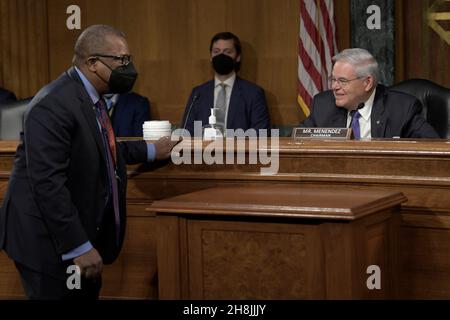 Washington, États-Unis.30 novembre 2021.BRIAN A. Nichols, adjoint du secrétaire D'État AMÉRICAIN pour l'hémisphère occidental, s'entretient avec le sénateur Bob Menendez avant de commencer l'audition sur la politique et la démocratie des États-Unis en Amérique latine et dans les Caraïbes, au Sénat Dirksen/Capitol Hill à Washington DC, aux États-Unis.Crédit : SOPA Images Limited/Alamy Live News Banque D'Images