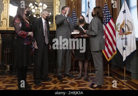 Washington, États-Unis.30 novembre 2021.Le vice-président des États-Unis, Kamala Harris, à droite, administre en cérémonie le serment d'office de David L Cohen, au centre, pour être ambassadeur extraordinaire et plénipotentiaire des États-Unis d'Amérique au Canada dans le bureau de cérémonie du vice-président dans l'immeuble Eisenhower Executive Office à Washington, DC mardi,30 novembre 2021.De gauche à droite : Nancy S. Cohen, sœur Arthur S. Cohen, père Ambassadeur Cohen Rhonda R. Cohen, épouse et vice-présidente Harris.Photo de Ron Sachs/UPI crédit: UPI/Alay Live News Banque D'Images