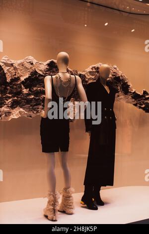 Deux mannequins féminins habillés d'élégantes tenues noires et de chaussures chaudes.Collection automne hiver Banque D'Images