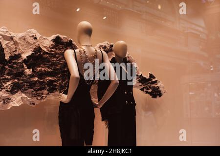 Deux mannequins de mode habillés d'élégantes tenues noires et de perles.Collection automne hiver sur la boutique de vitrines Banque D'Images