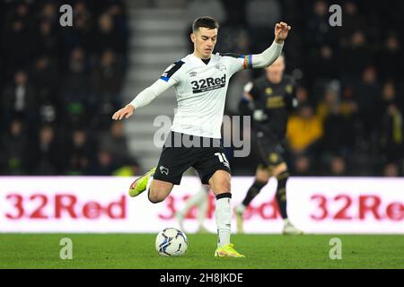 DERBY, GBR.29 NOV Tom Lawrence du comté de Derby lors du match de championnat Sky Bet entre Derby County et Queens Park Rangers au Pride Park, Derby, le lundi 29 novembre 2021.(Credit: Jon Hobley | MI News) Credit: MI News & Sport /Alay Live News Banque D'Images