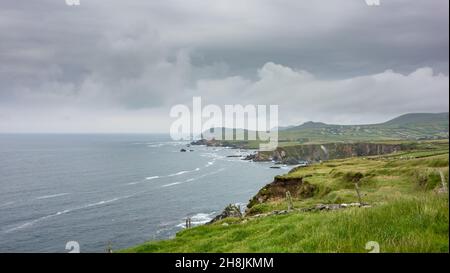 Vue de Slea Head vers Dunquin sur la péninsule de Dingle dans le comté ouest de Kerry, Irlande.Partie de la Wild Atlantic Way. Banque D'Images