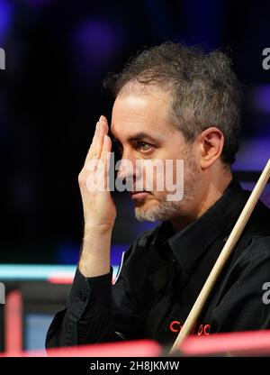 Anthony Hamilton vérifie sa vue lors de son match contre Ricky Walden le huitième jour du Championnat du Royaume-Uni de Cazoo au Barbican de York.Date de la photo: Mardi 30 novembre 2021. Banque D'Images