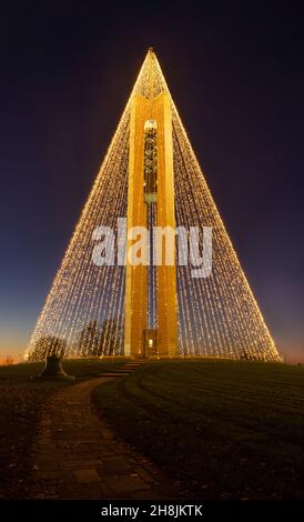 L'éclairage de l'arbre de Noël a été ajouté à Deeds Carillon.Parc historique de Carillon, Dayton, Ohio, États-Unis. Banque D'Images