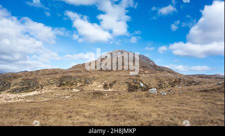 Vue sur Diamond Hill dans le parc national du Connemara, comté de Galway à l'ouest de l'Irlande avec ciel bleu et nuages blancs moelleux. Banque D'Images