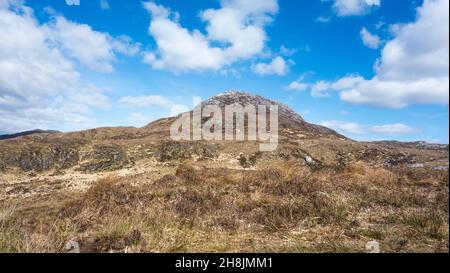 Vue sur Diamond Hill dans le parc national du Connemara, comté de Galway à l'ouest de l'Irlande avec ciel bleu et nuages blancs moelleux. Banque D'Images