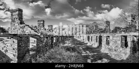 Il s'agit de quelques-unes des maisons de mineurs de la carrière d'ardoise Dinorwic abandonnée près du village gallois de Llanberis, dans le parc national de Snowdonia Banque D'Images