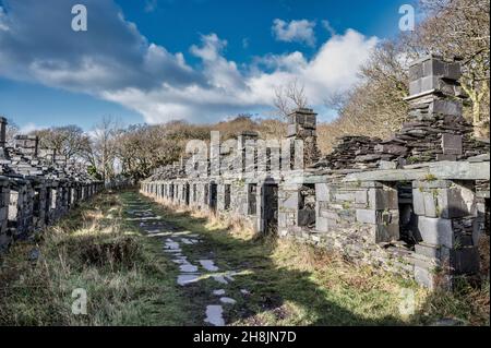 Il s'agit de quelques-unes des maisons de mineurs de la carrière d'ardoise Dinorwic abandonnée près du village gallois de Llanberis, dans le parc national de Snowdonia Banque D'Images