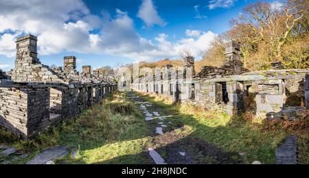 Il s'agit de quelques-unes des maisons de mineurs de la carrière d'ardoise Dinorwic abandonnée près du village gallois de Llanberis, dans le parc national de Snowdonia Banque D'Images