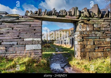 Il s'agit de quelques-unes des maisons de mineurs de la carrière d'ardoise Dinorwic abandonnée près du village gallois de Llanberis, dans le parc national de Snowdonia Banque D'Images