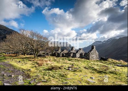 Il s'agit de quelques-unes des maisons de mineurs de la carrière d'ardoise Dinorwic abandonnée près du village gallois de Llanberis, dans le parc national de Snowdonia Banque D'Images