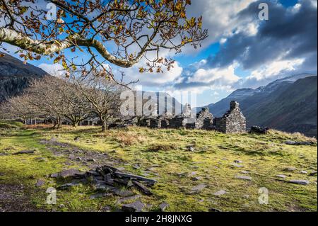 Il s'agit de quelques-unes des maisons de mineurs de la carrière d'ardoise Dinorwic abandonnée près du village gallois de Llanberis, dans le parc national de Snowdonia Banque D'Images