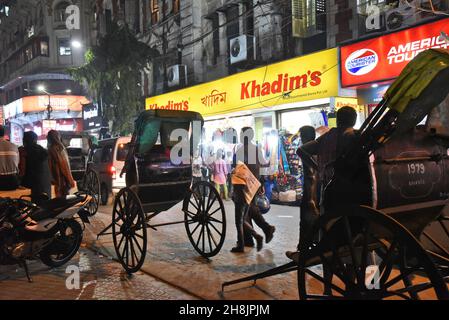 Les tireurs de pousse-pousse de Kolkata.La métropole dense est l'un des seuls endroits en Inde — et l'un des rares au monde — où des flottes de rickshaws tracées à la main sillonnent encore les rues.Kolkata, Inde. Banque D'Images