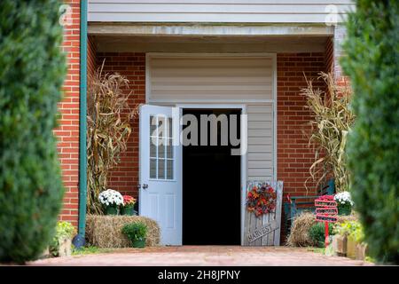 Trade, Tennessee, États-Unis - 18 septembre 2021 : les décorations d'automne accueillent les acheteurs qui entrent dans le bâtiment de l'ancienne école de Trade, Tennessee Banque D'Images