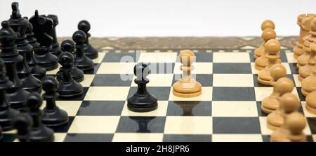 Ouverture d'échecs bien connue.Le joueur blanc déplace le pion devant le roi (E4).Le noir réagit avec le déplacement du pion devant la reine (D5). Banque D'Images